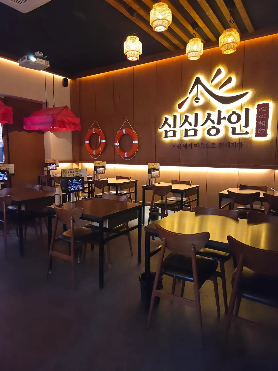 Interior table view at Simsimsangin Incheon Nonhyeon