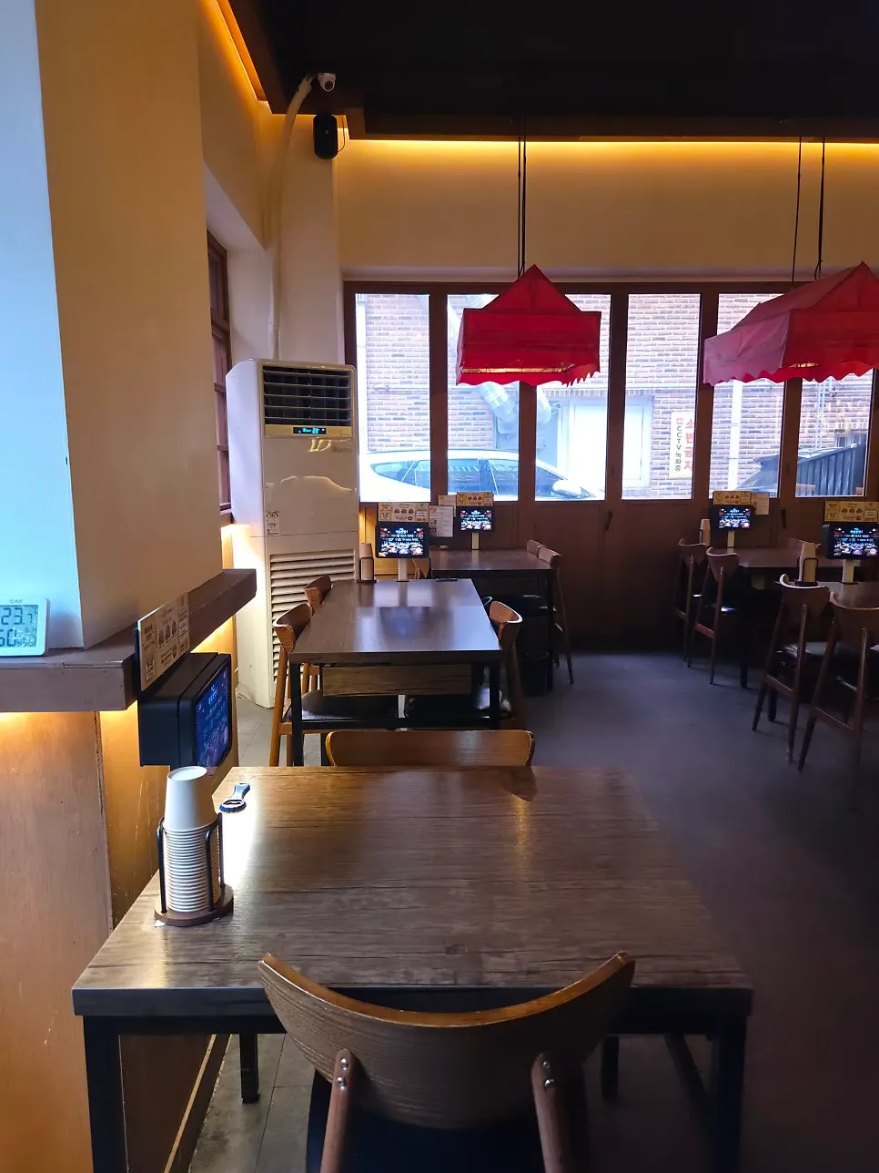 Pojangmacha-style interior of Simsimsangin Incheon Nonhyeon