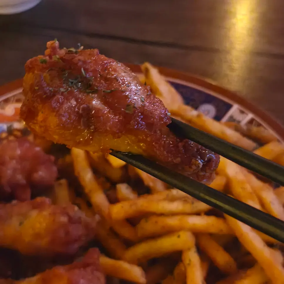 Chicken drumsticks and fried potatoes making up Bong & Gamtwig