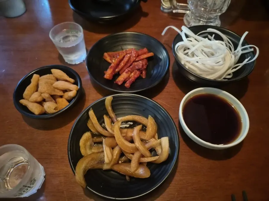 심술집 테이블 세팅과 기본안주