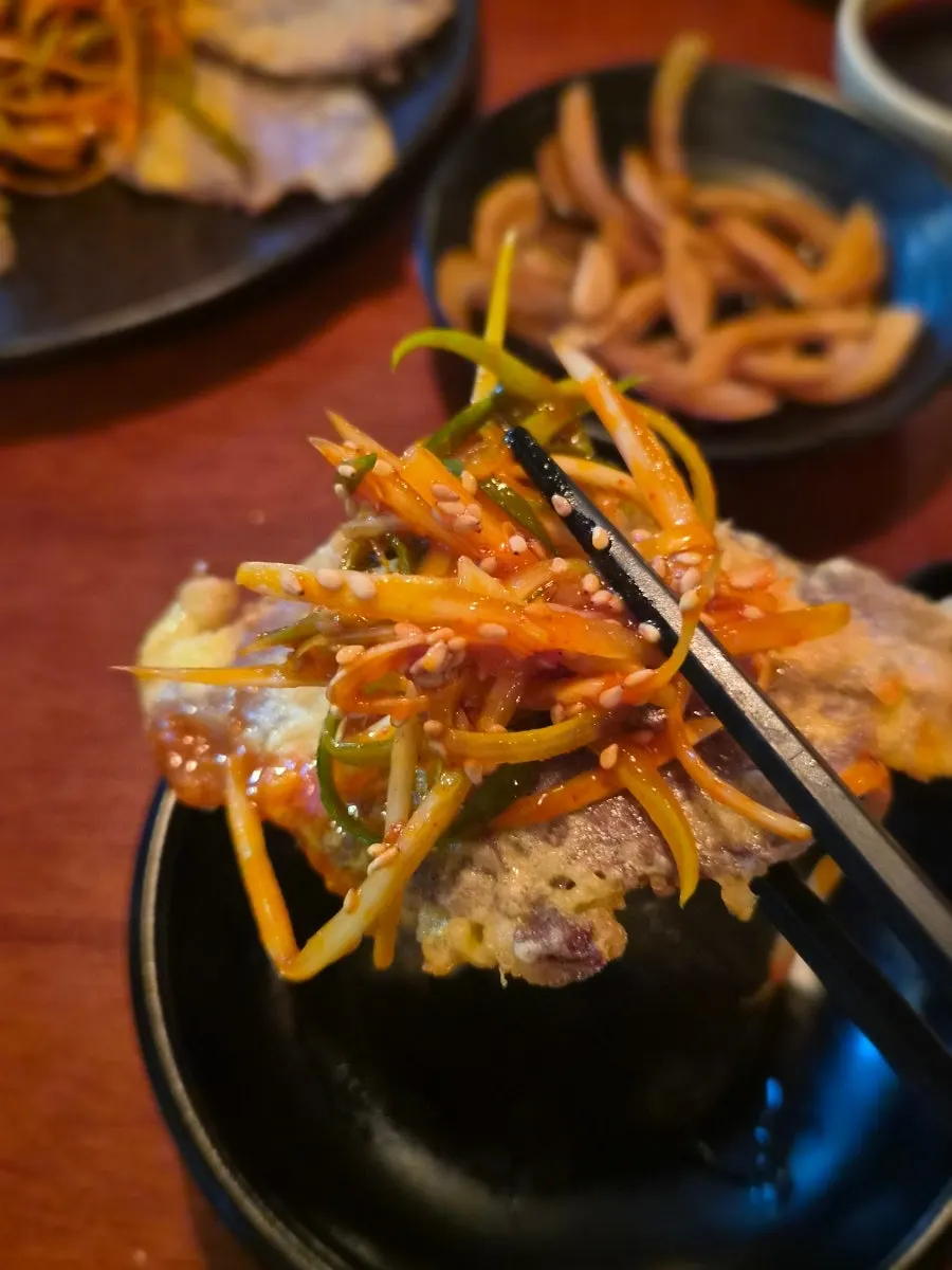 노릇하게 부쳐진 육전과 매콤새콤한 양념 채소