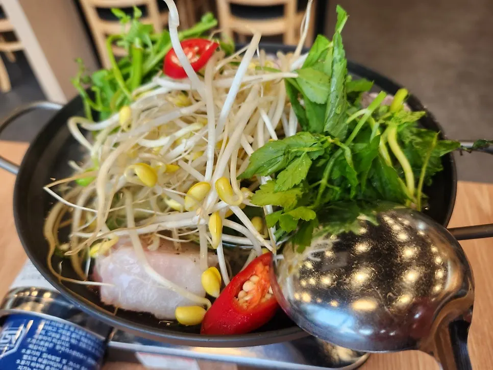끓이기 전 아구 지리탕 한 상