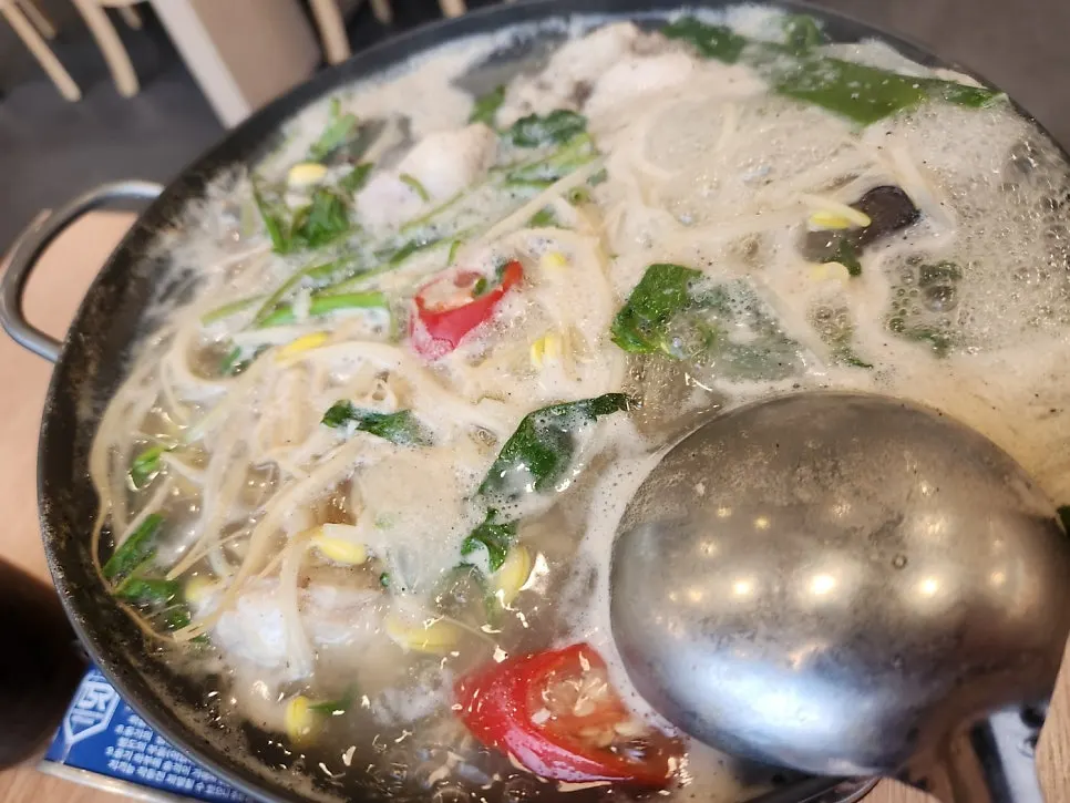 뽀얗게 우러난 아구 지리탕 국물