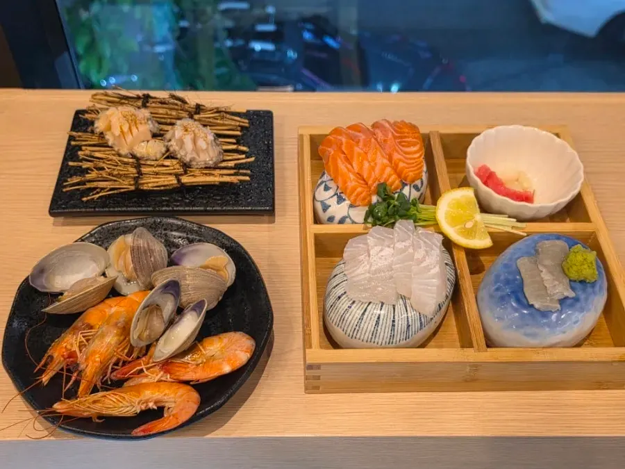 Table spread of Sinbakkase's seafood course