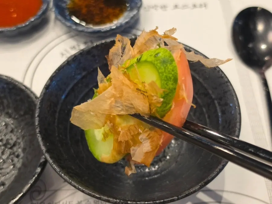 Goma salad with cucumber and tomato