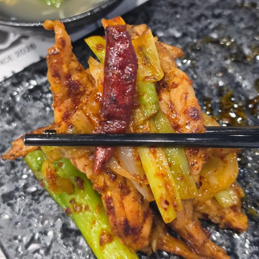 Spicy stir-fried chicken thigh