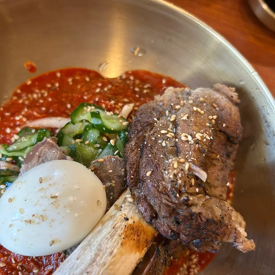 셀프바에서 담아온 김치와 반찬