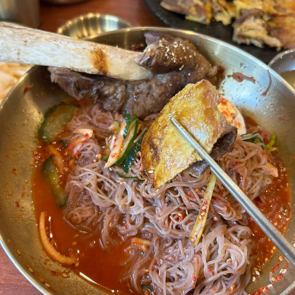 곱빼기로 나온 우대냉면 갈빗대