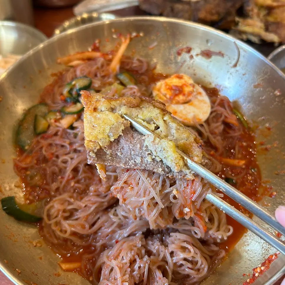 양념이 넉넉히 올라간 함흥식 비빔냉면