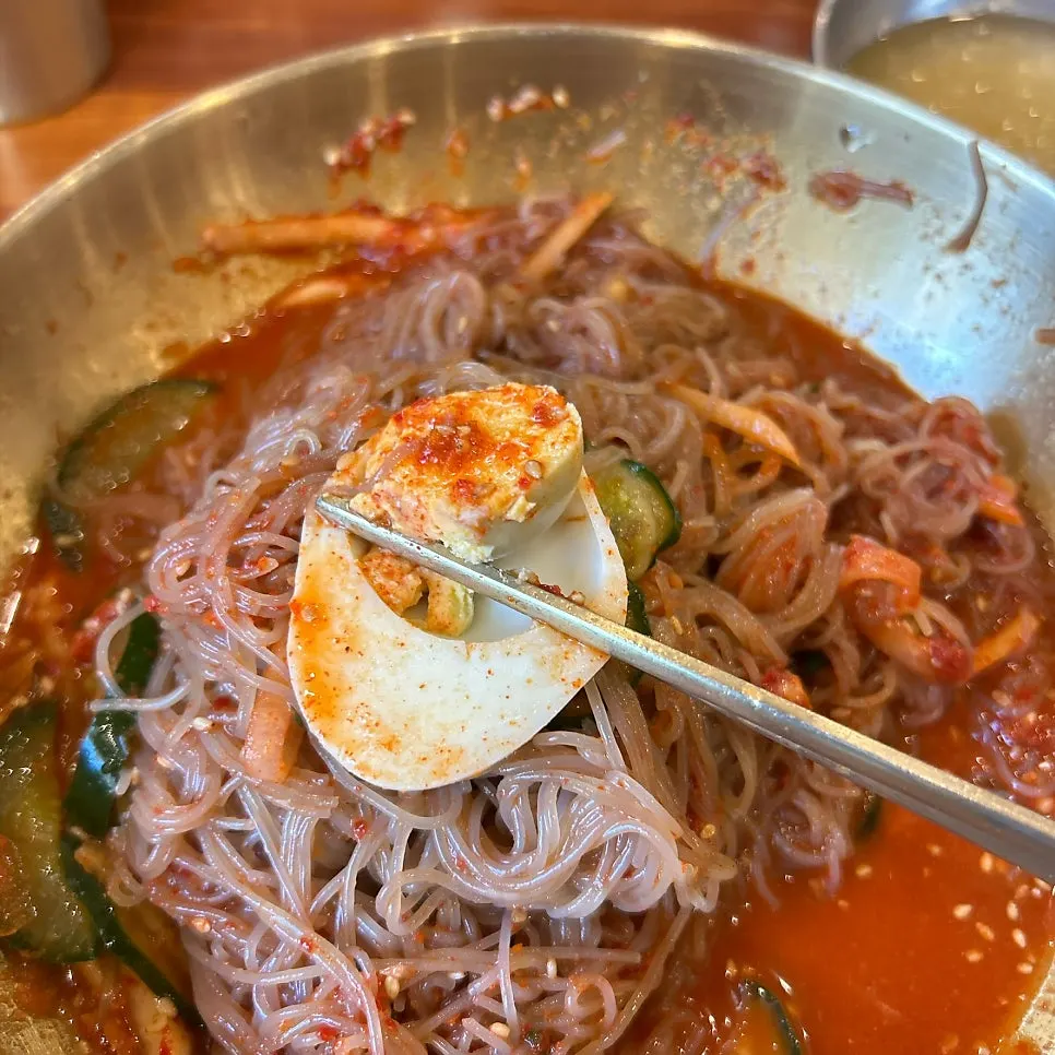 오이와 무, 계란이 올라간 비빔냉면 면발
