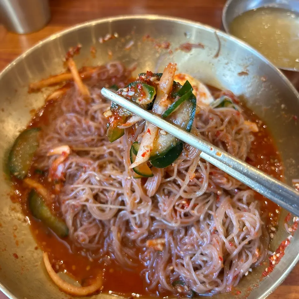 파절임이 올라간 두툼한 육전 3장