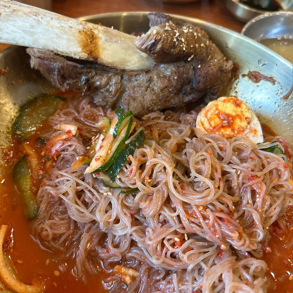 육전 한 점과 파채를 함께 집은 모습