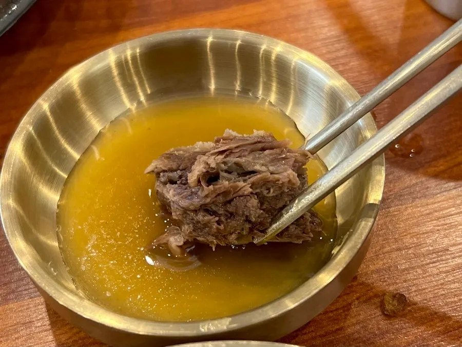 밥 위에 올린 갈비살 한 점