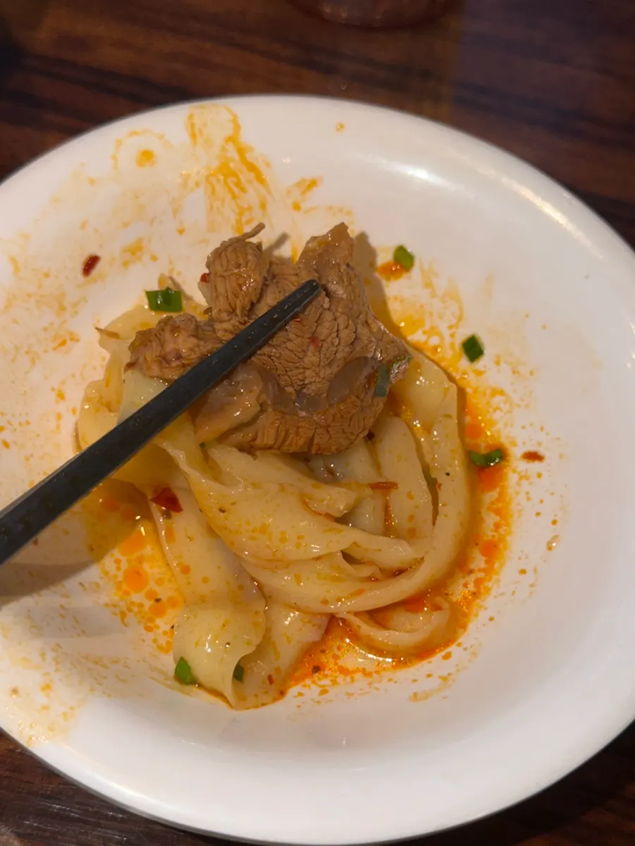 우육도삭면 국물과 큼직한 소고기