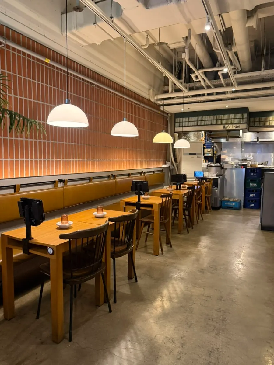 Hong Kong-style interior view of Sinbok Myeongwan Gangnam