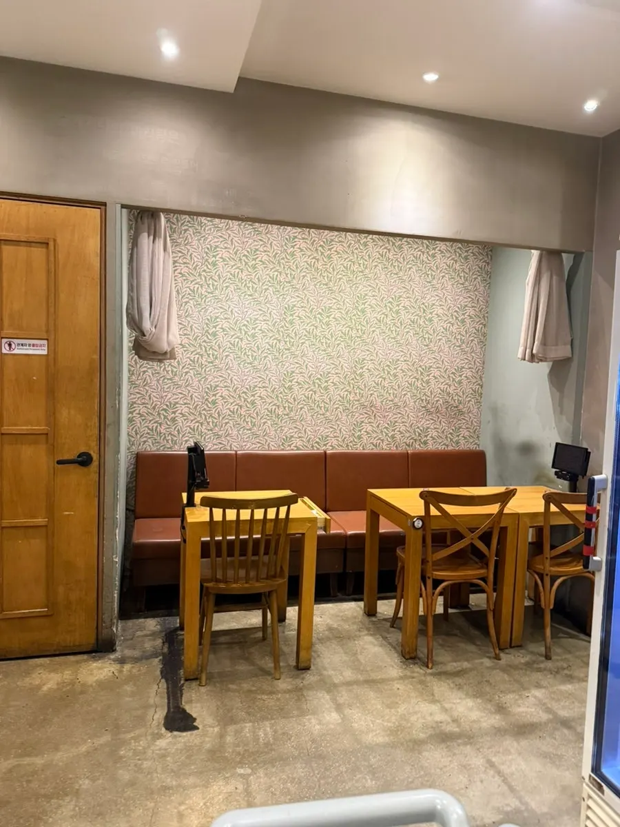 Hong Kong-style Chinese restaurant interior at Sinbok Myeongwan Gangnam