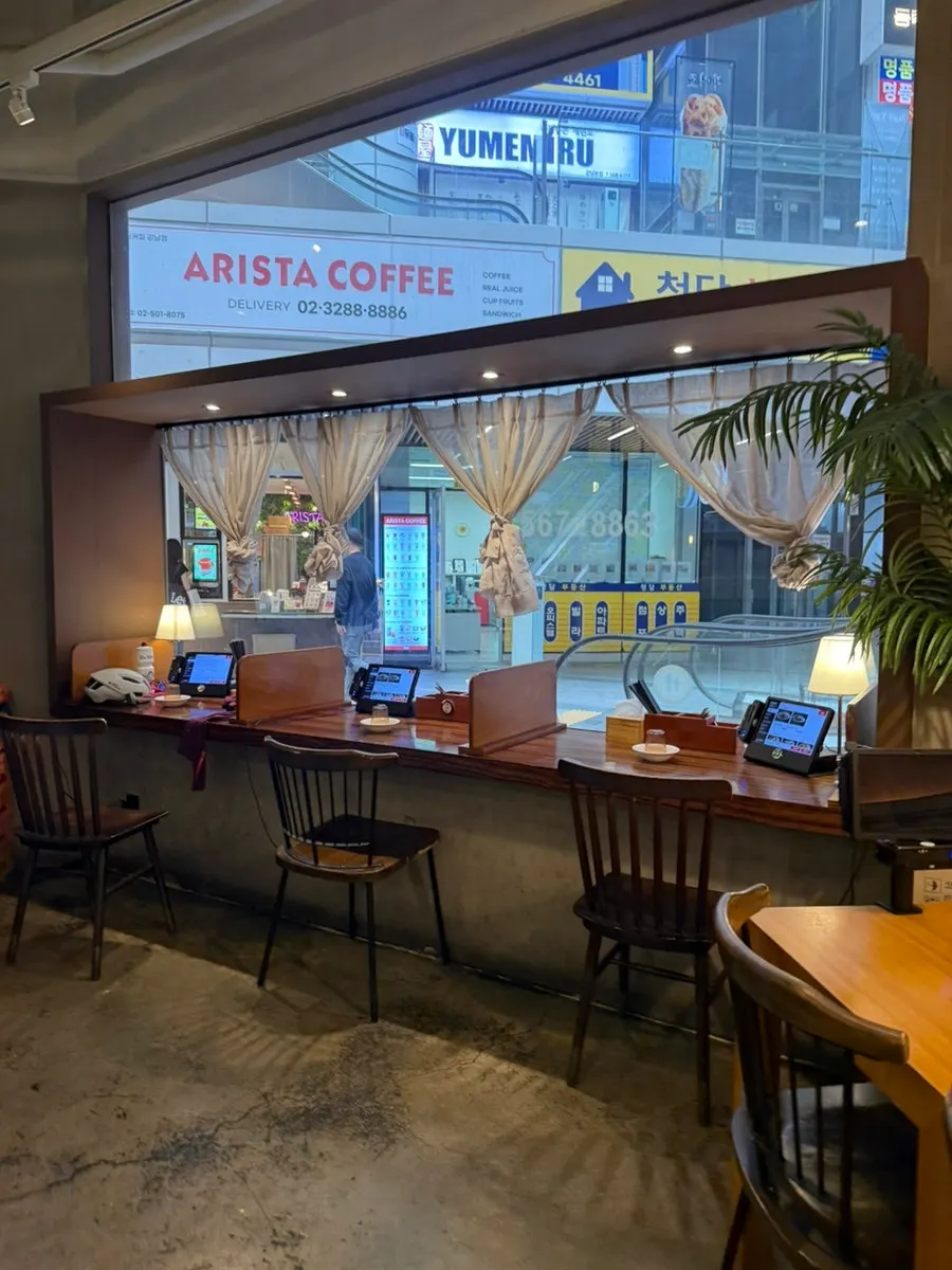 Single seats and 4-person tables at Sinbok Myeongwan Gangnam