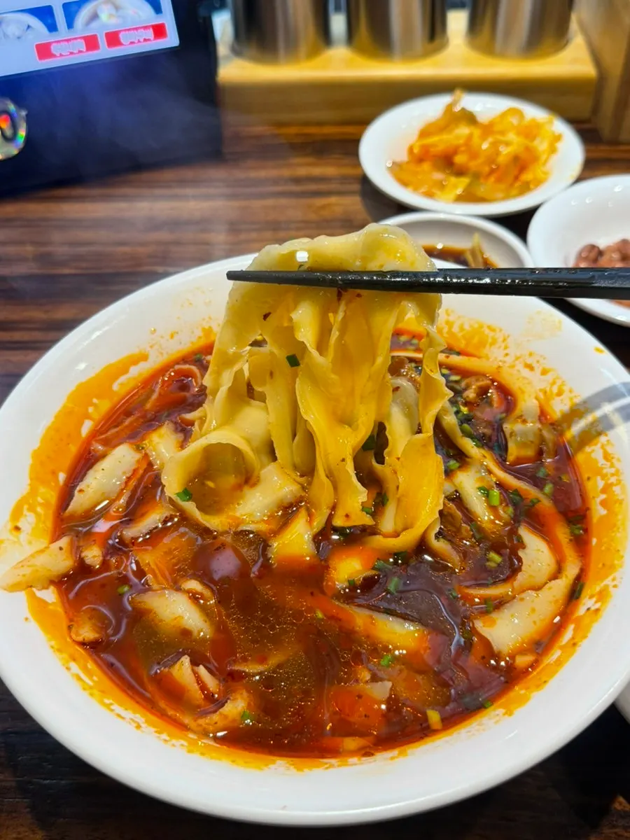 Lifting up the beef knife-cut noodles
