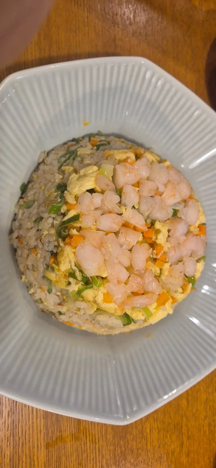 탄산음료와 병음료가 든 음료 냉장고