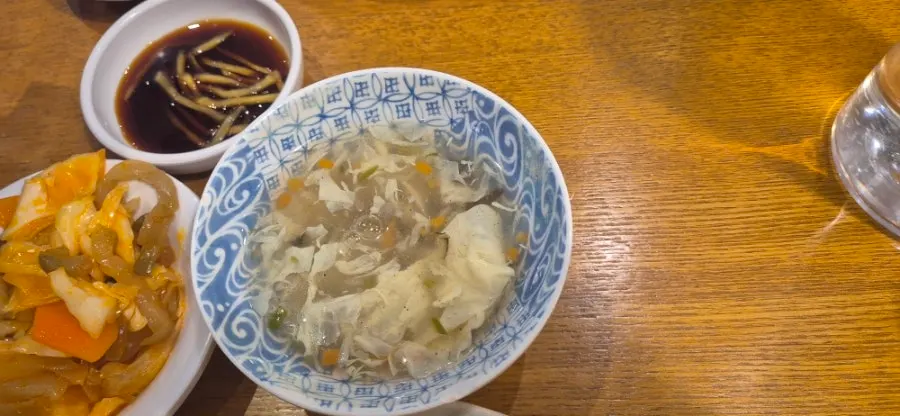 잘게 썬 새우가 올라간 새우볶음밥
