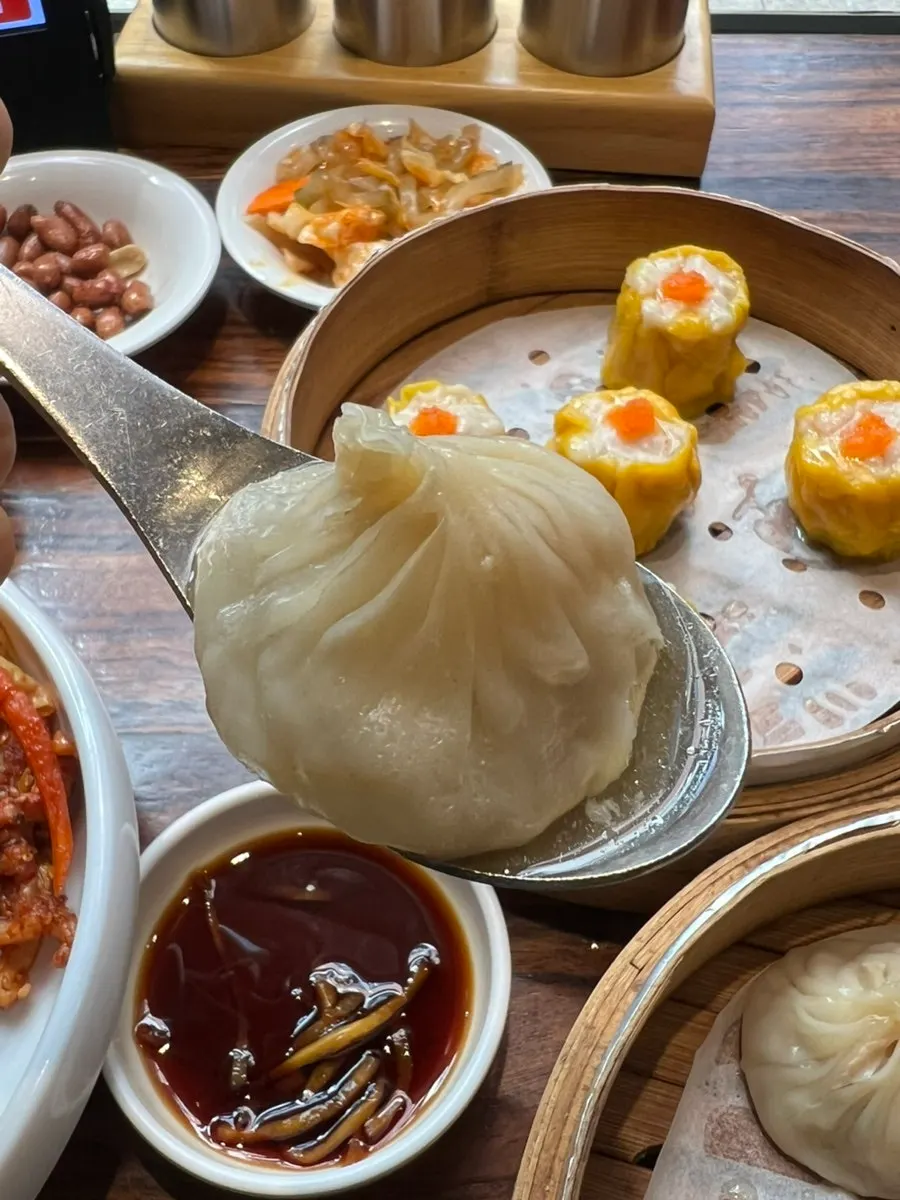 찜기에 담겨 나온 샤오롱바오 딤섬