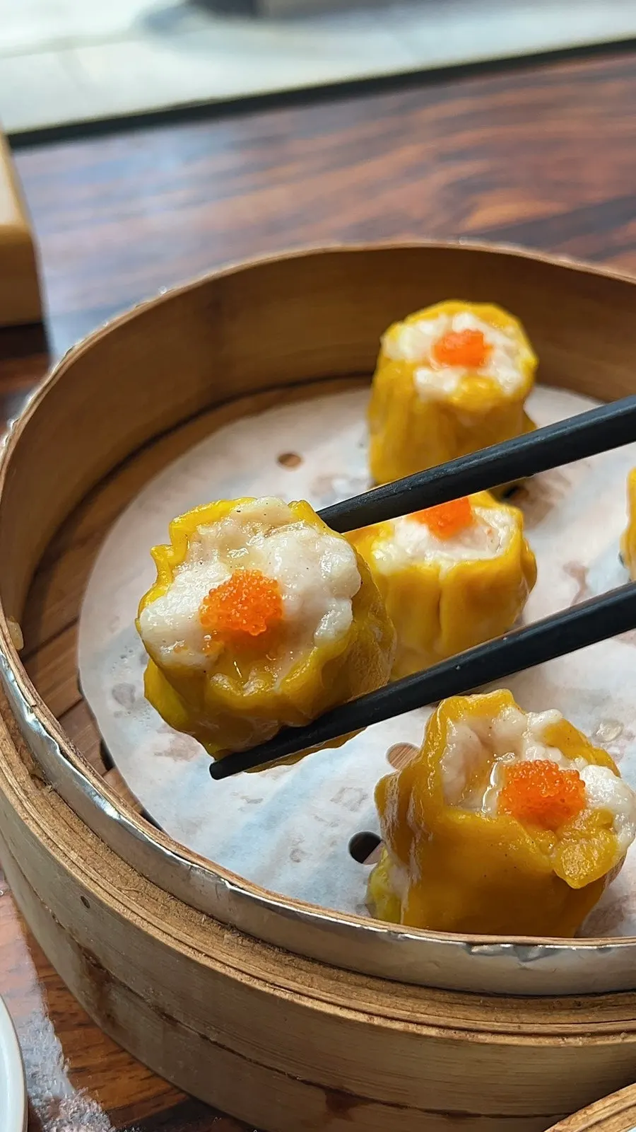날치알을 올린 쇼마이 딤섬