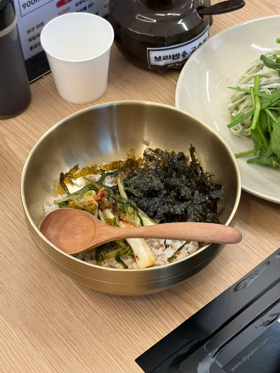 두부 샌드위치와 문어 토핑 접시