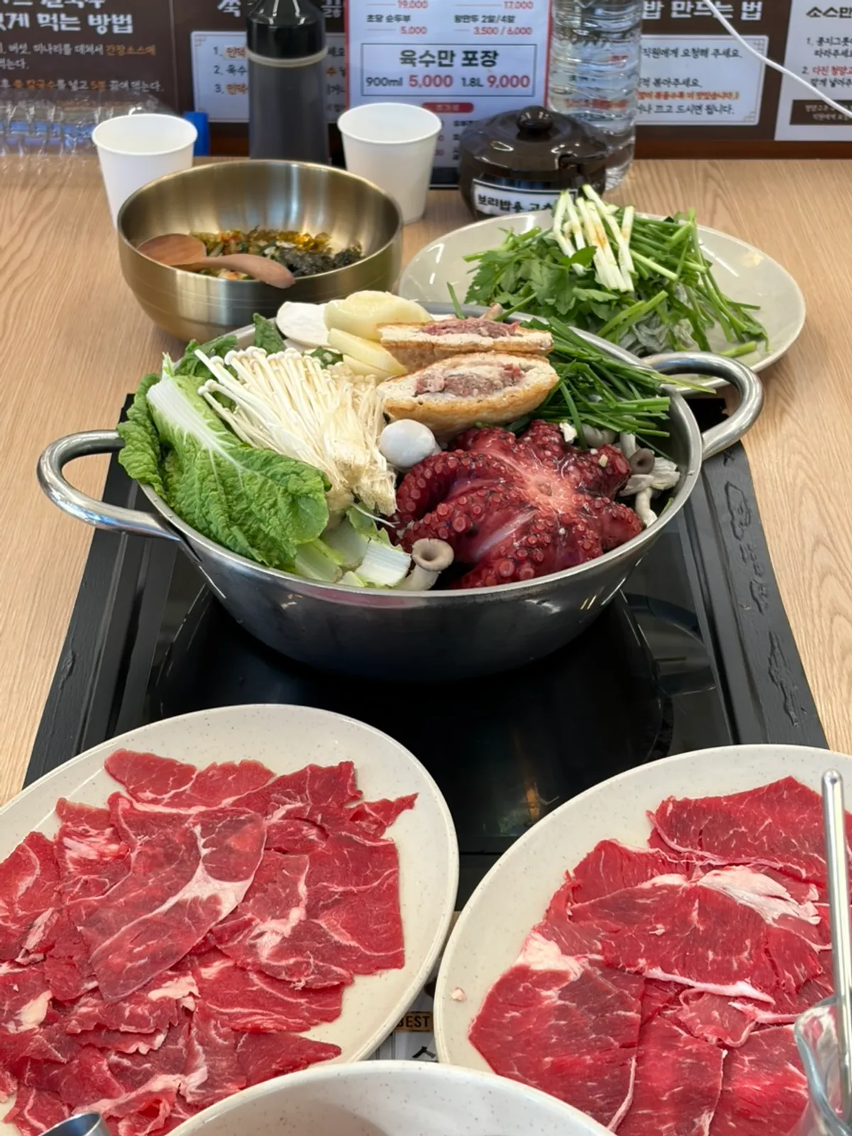 문어를 올린 샤브칼국수 한 상 차림
