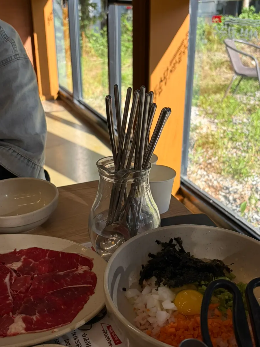 맑은 육수로 끓고 있는 샤브샤브 냄비