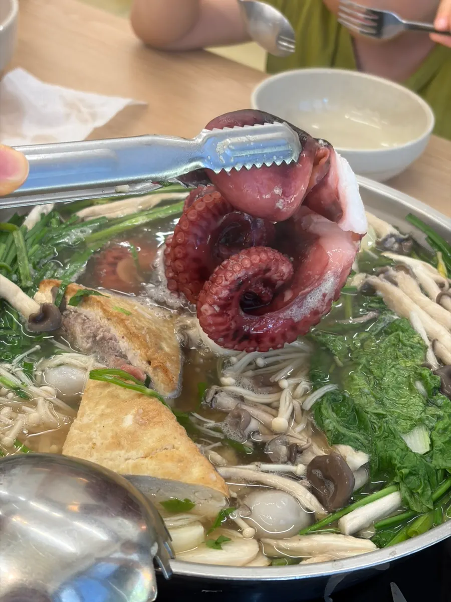 색이 있는 쑥칼국수 면과 미나리