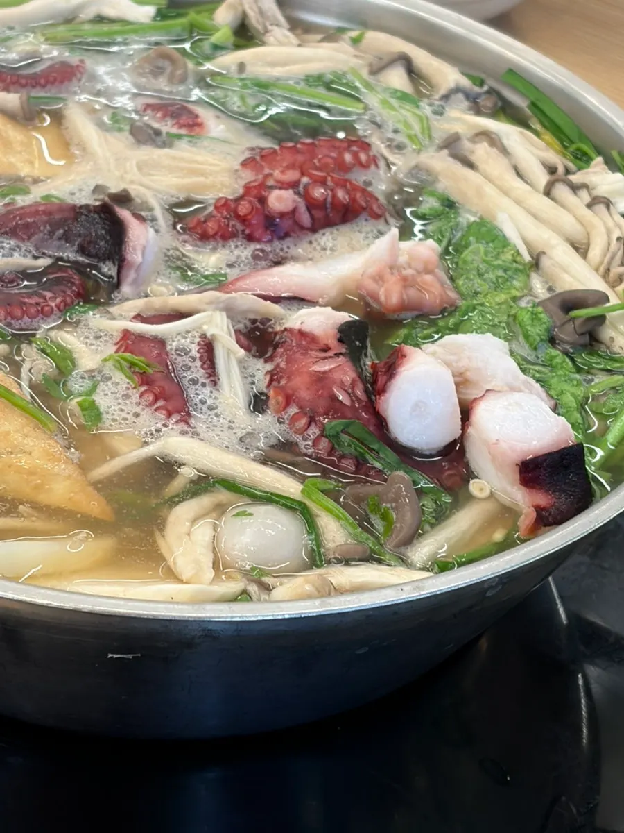 육수에 넣기 전 쑥칼국수 면 접시