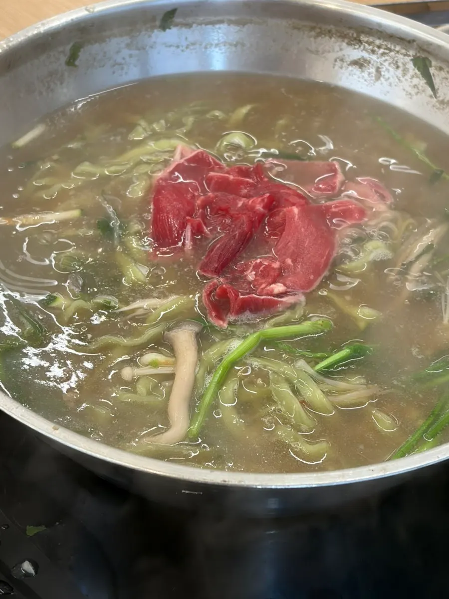 끓는 육수에 담긴 문어와 야채