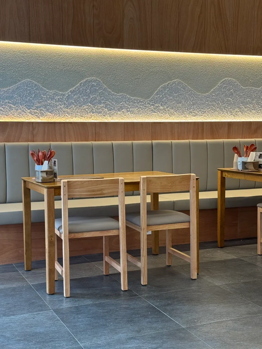 Seating and interior decor at Hyangtaek Cheonan Buldang Branch