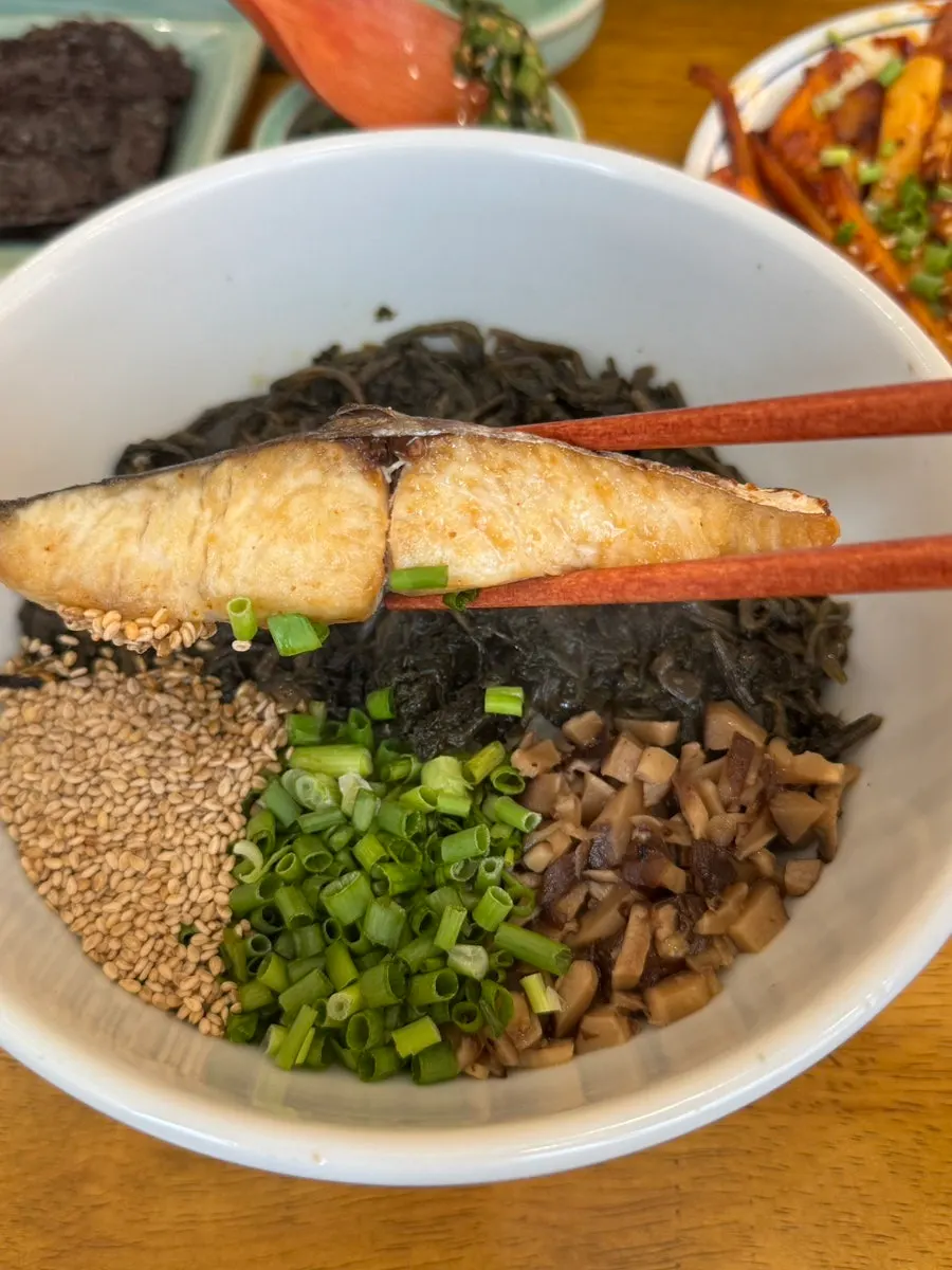 Mackerel flakes on top of the gondre rice bowl