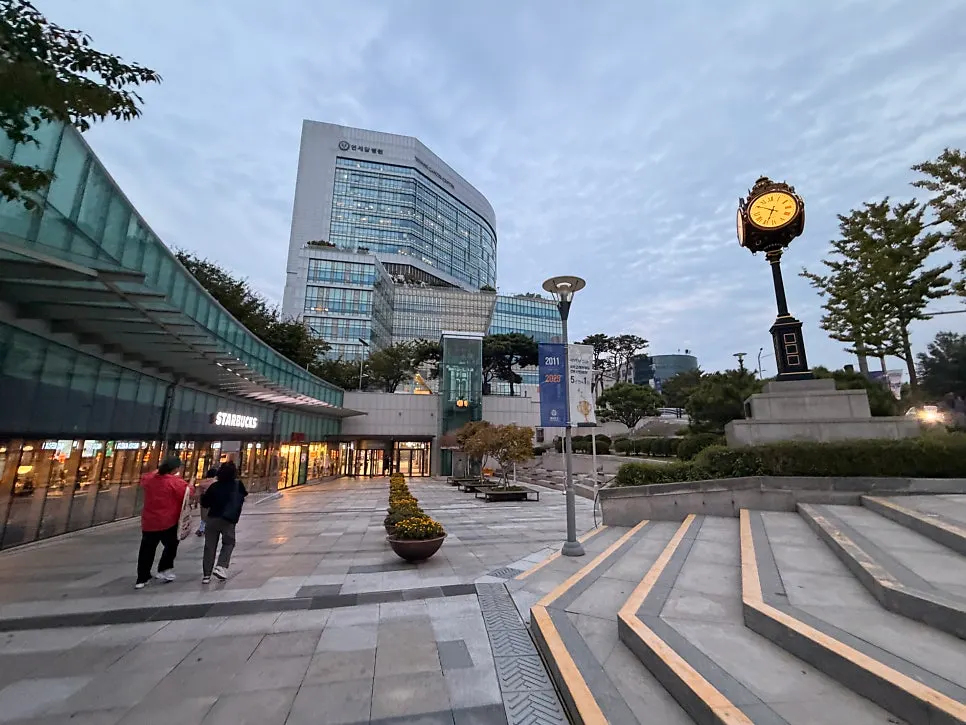 Entrance to the basement 1 food court of Yonsei Cancer Hospital