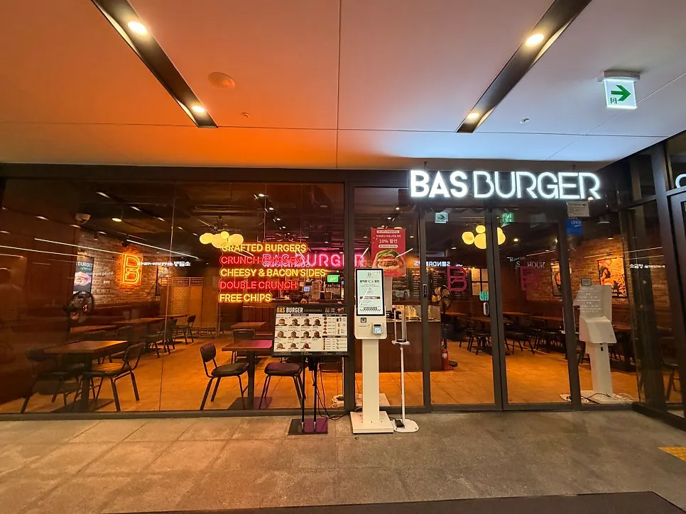 Storefront entrance of Bas Burger Yonsei Cancer Hospital Branch