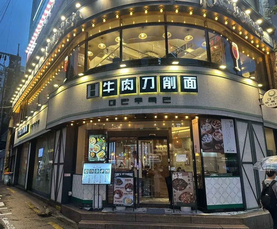 Around the exterior of Cheonghwaweon in Sinchon