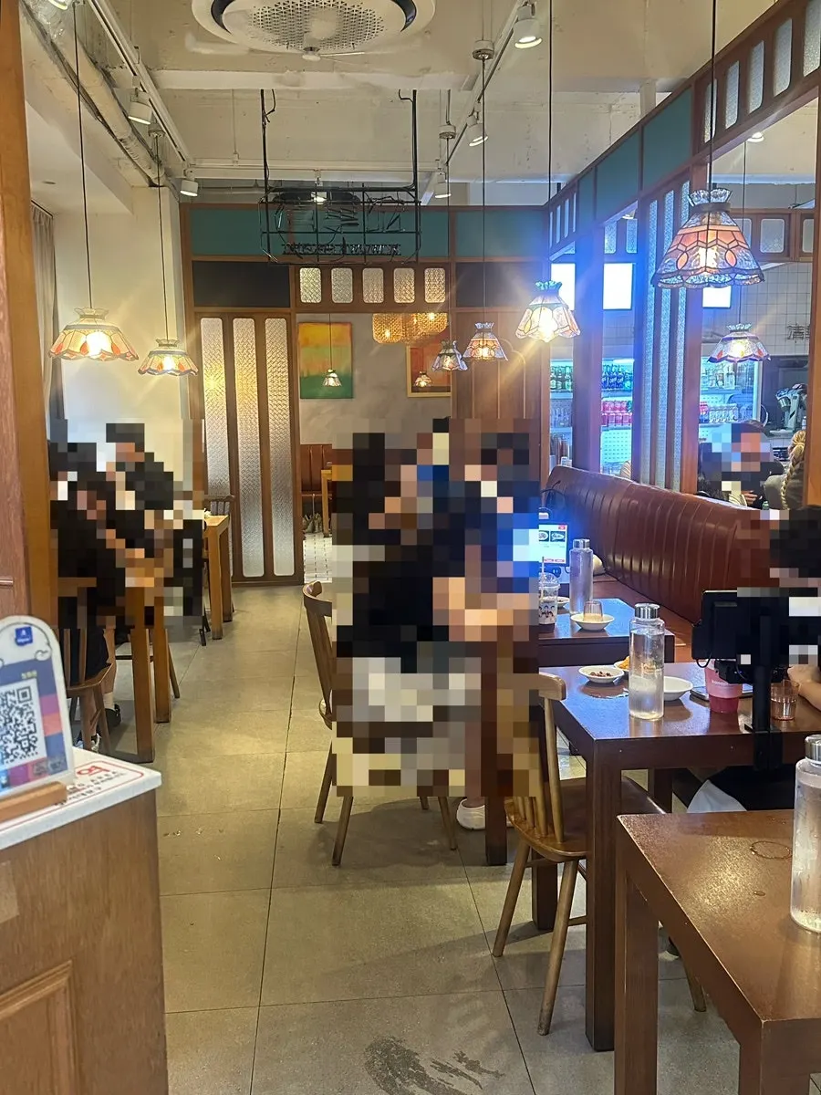 Seating inside Cheonghwaweon