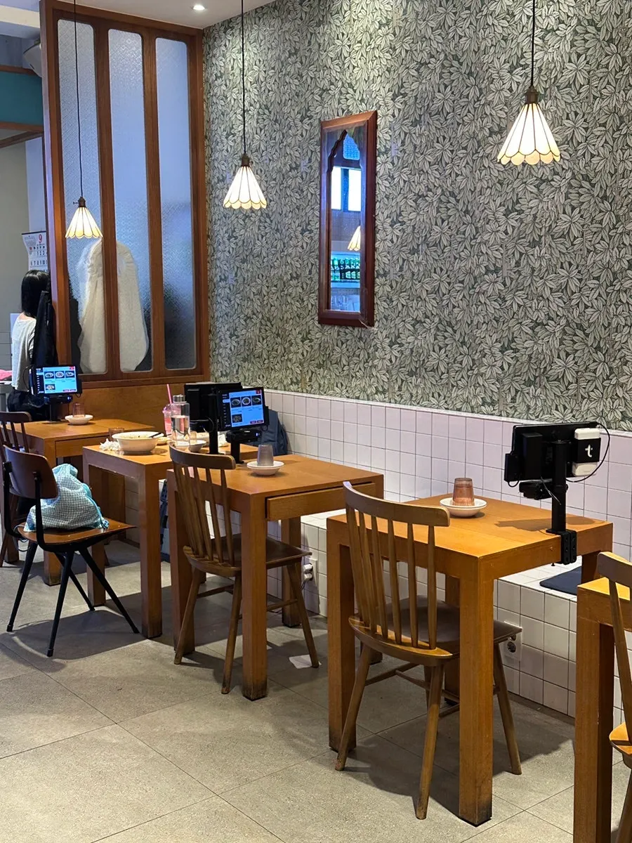 Cheonghwaweon interior with diners