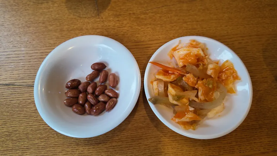 자리에 세팅된 수저와 그릇, 컵