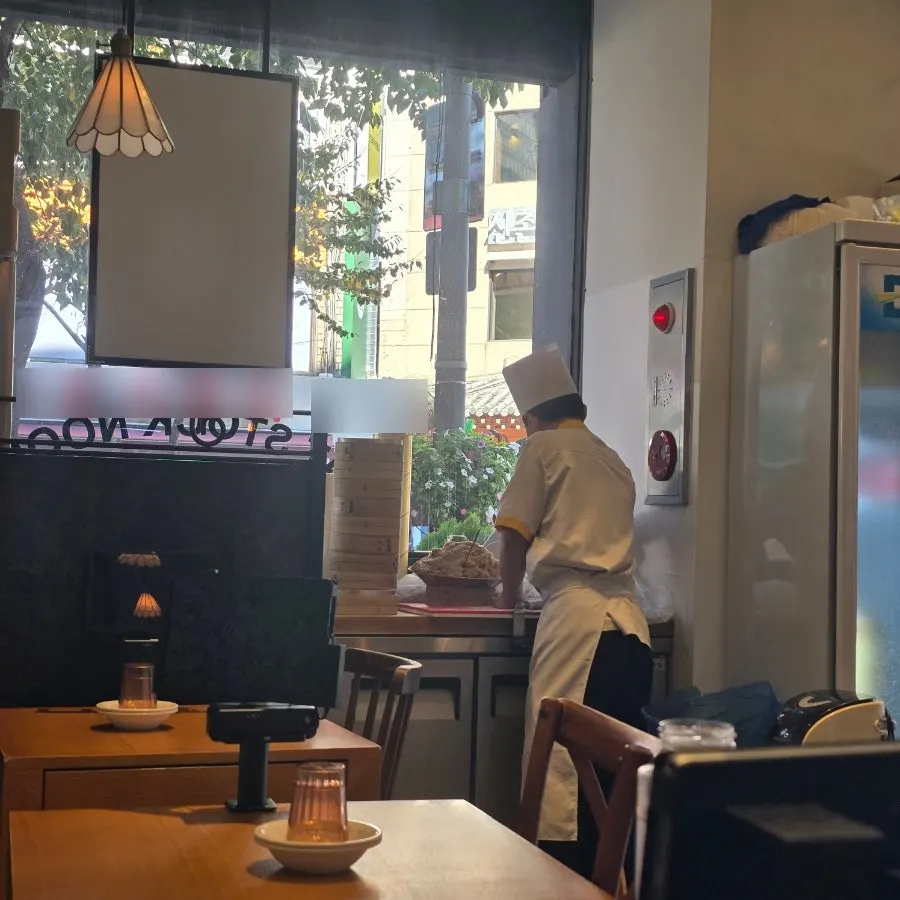 청화원 테이블에 놓인 물병과 컵