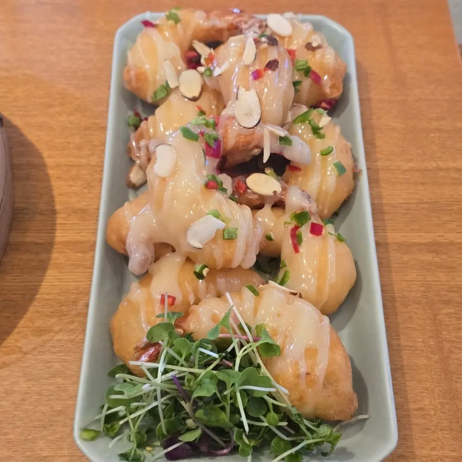 접시에 담긴 청화원 크림새우