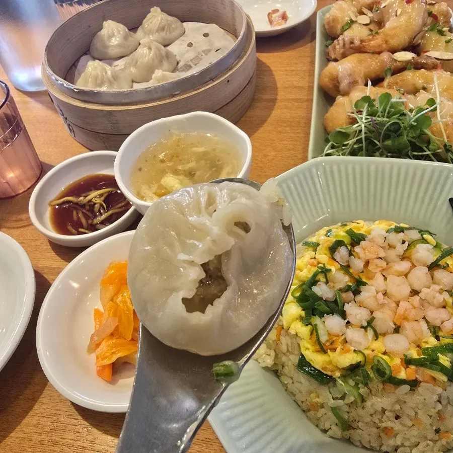 수저에 올린 쇼롱포오 한 알