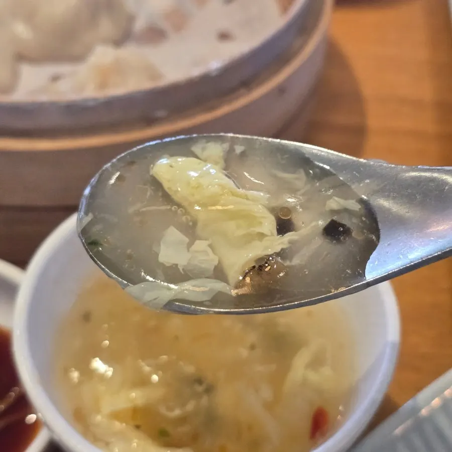 볶음밥과 함께 나온 스프 느낌의 국