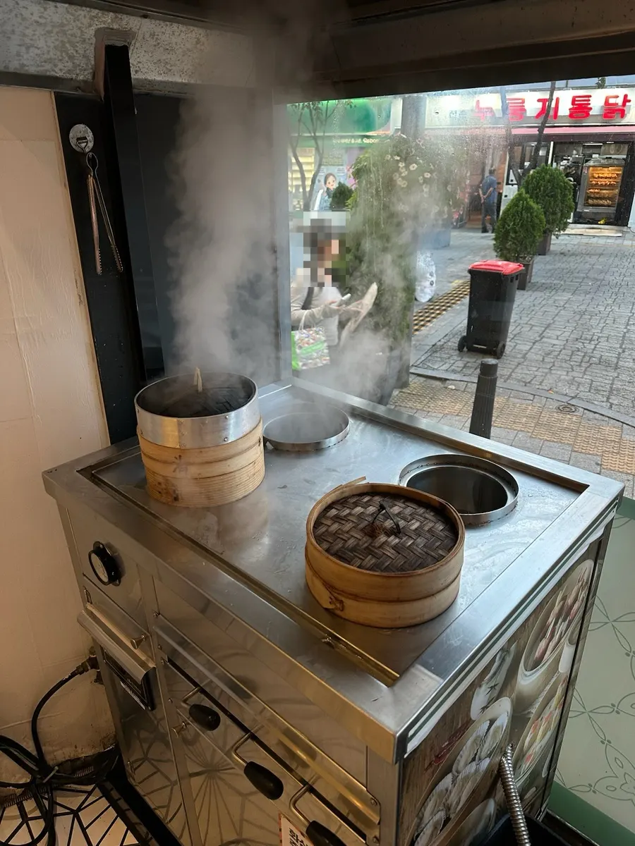 Dim sum steaming in Cheonghwaweon's kitchen