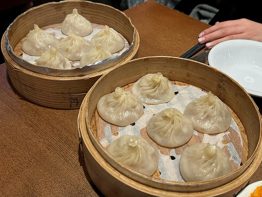 A plate of Cheonghwaweon's xiaolongbao