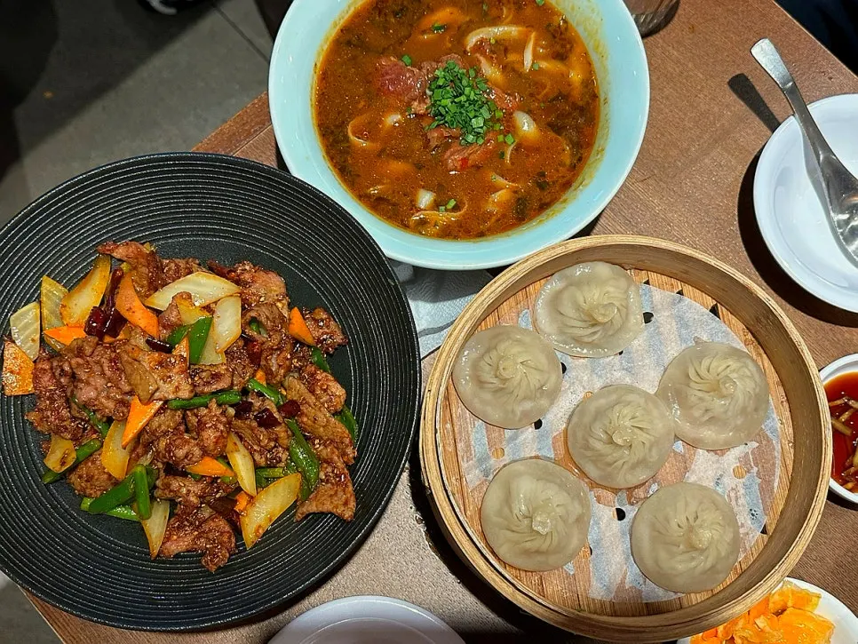 Chinese dishes laid out on a table at Cheonghwaweon