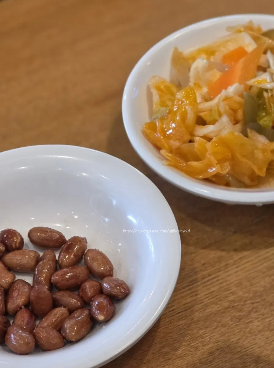 기본 찬으로 나온 땅콩볶음과 짜사이