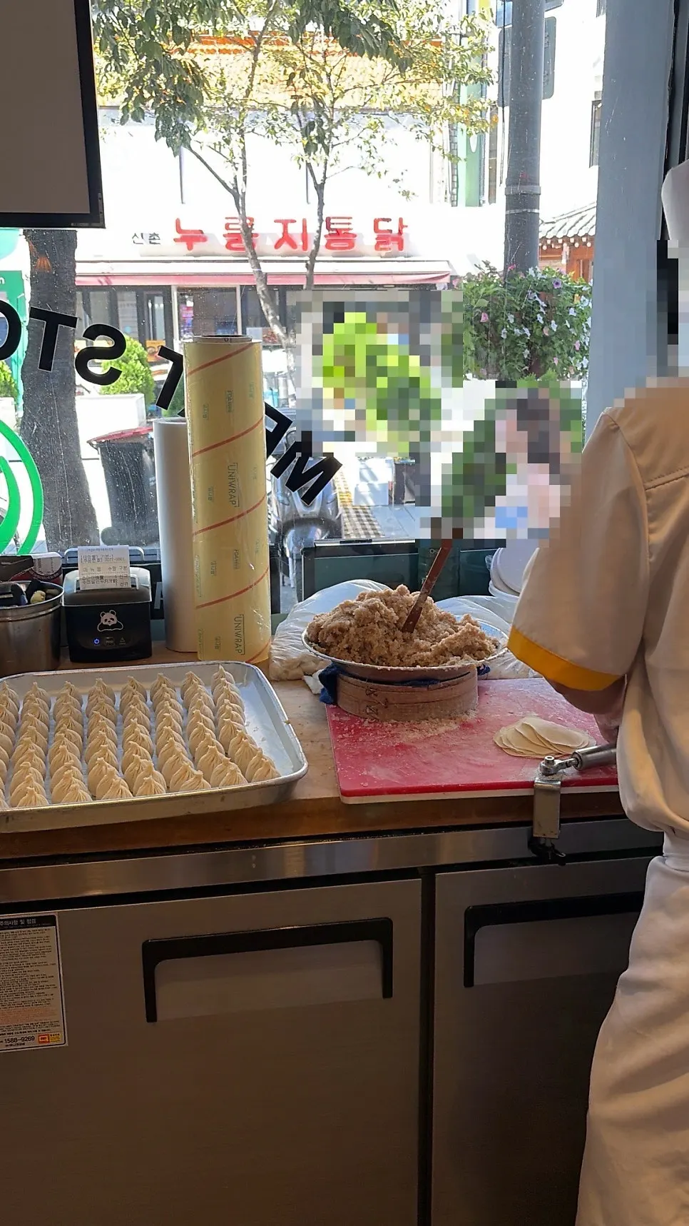 딤섬을 직접 빚는 주방 모습