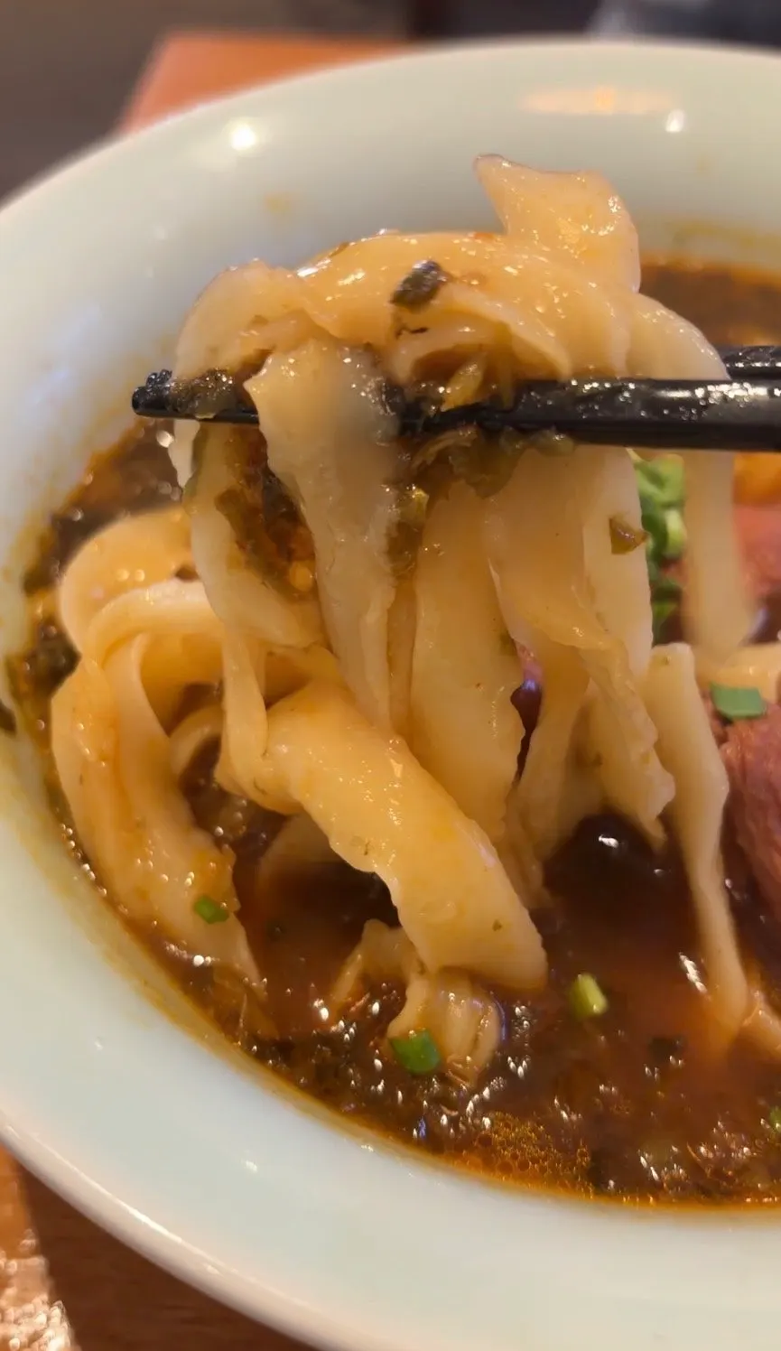 토마토 향이 도는 우육도삭면 국물
